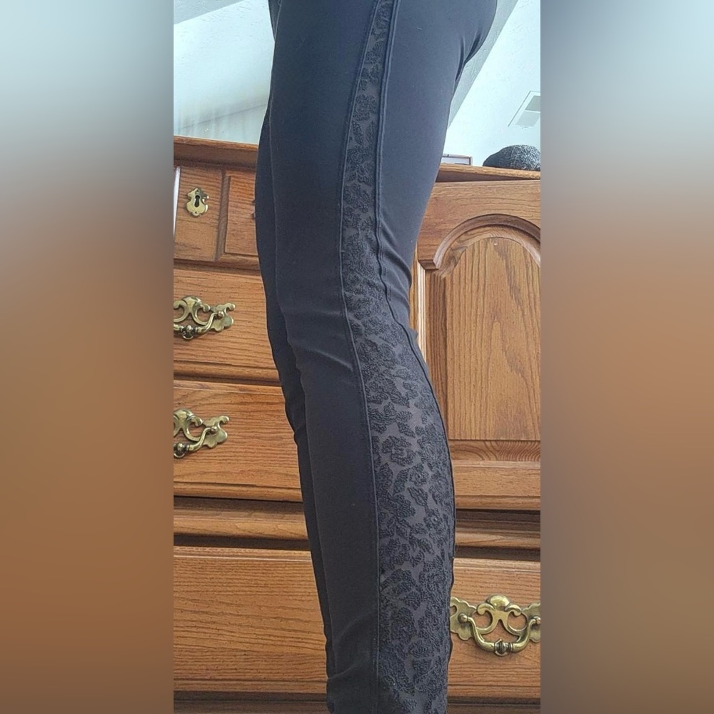 Lululemon women’s black floral mesh panel up side of leg size 6 like new